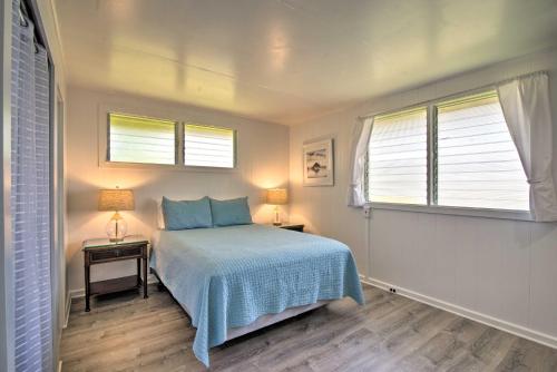 Un pat sau paturi într-o cameră la Hilo Apartment Ocean Views on the Hamakua Coast!