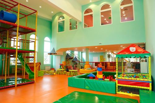Дитячий клуб в Hotel Montecito
