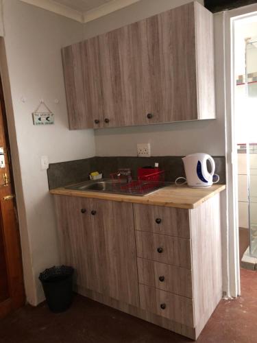 Una cocina o zona de cocina en Old Cape on The Marina - The flamingo : unit 8