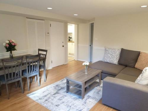 Et opholdsområde på Happy, Cozy, Loving Guest Space in West Vancouver