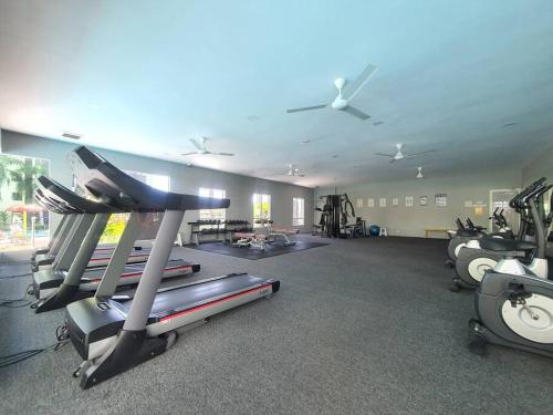 Gimnasio o instalaciones de fitness de Manhattan Condo Ipoh with Water Park and Pool View