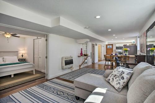 Katil atau katil-katil dalam bilik di 4 Mi to Coors Field Charming Apartment with Patio