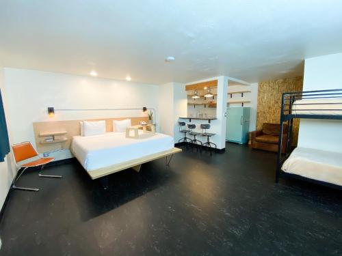 Un pat sau paturi într-o cameră la Hotel Corvallis
