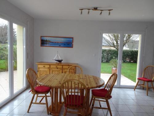 une salle à manger avec une table et des chaises en bois dans l'établissement Holiday Home in Rhuys near Plage de Rouvran, à Le Tour-du-Parc