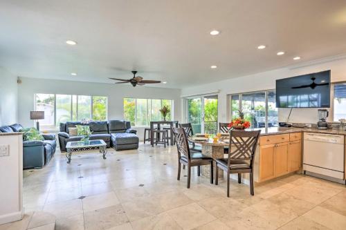 Fotografie z fotogalerie ubytování Elegant Oceanfront Villa with Lanai and Bar! v destinaci Waianae