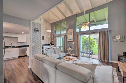 Dapur atau dapur kecil di Coastal Escape Condo with Pool, Near Beaches!