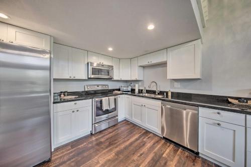 Dapur atau dapur kecil di Coastal Escape Condo with Pool, Near Beaches!