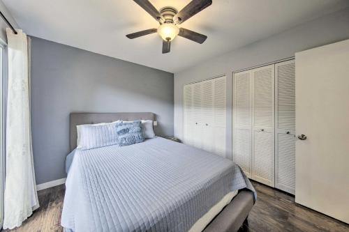 Katil atau katil-katil dalam bilik di Coastal Escape Condo with Pool, Near Beaches!