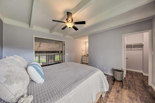 Katil atau katil-katil dalam bilik di Coastal Escape Condo with Pool, Near Beaches!