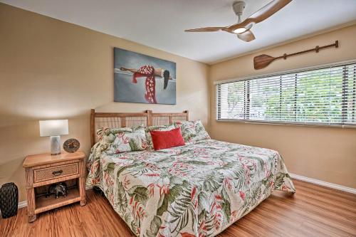 A bed or beds in a room at Kailua-Kona Condo with Pool and Ocean Views