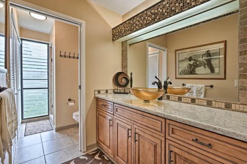 Koupelna v ubytování Kailua-Kona Condo with Pool and Ocean Views