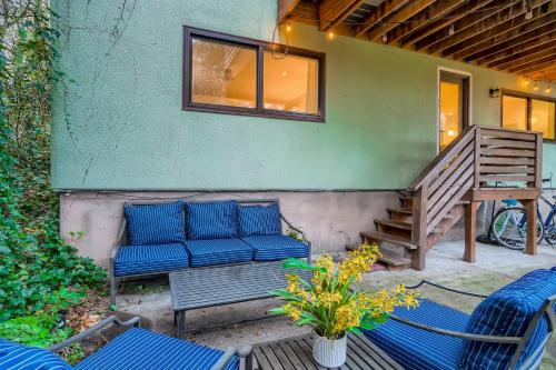 Χώρος καθιστικού στο 3 Mi to Downtown Portland Lush Flat with Fire Pit