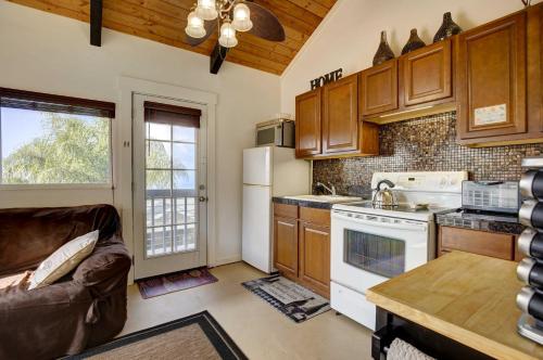 cocina con sofá y fogones horno superior en Cozy Kona Coast Apt with Lanai about 8 Miles to Beach!, en Kailua-Kona