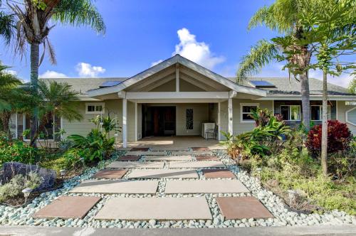Un jardín fuera de Kailua-Kona House with Balcony and Ocean Views!