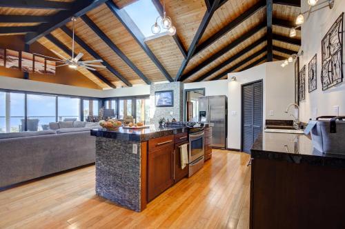 Una cocina o cocineta en Kailua-Kona House with Balcony and Ocean Views!