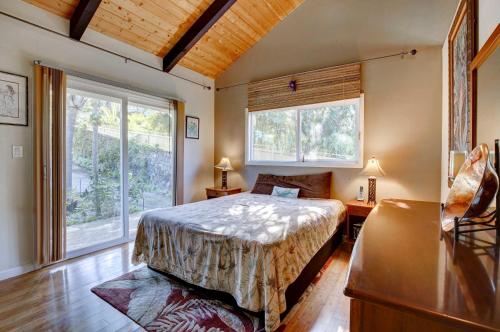 Säng eller sängar i ett rum på Kailua-Kona House with Balcony and Ocean Views!