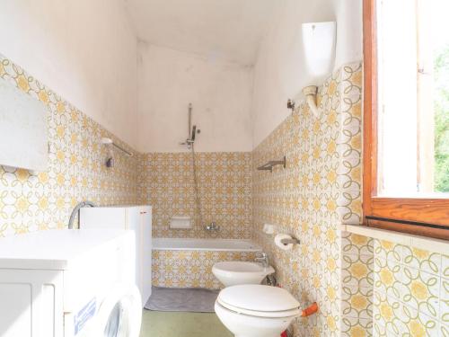 Bathroom sa Authentic holiday home in Cagli with private swimming pool