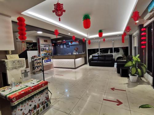 um lobby de uma loja com decorações de Natal em Palace Inn em Miri