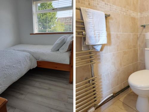 Duas fotografias de uma casa de banho com uma cama e um WC. em The Bungalow em York