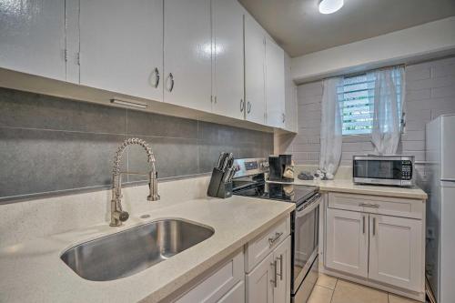 Sun-Filled Condo with Lanai Near Waikiki Beach!_3