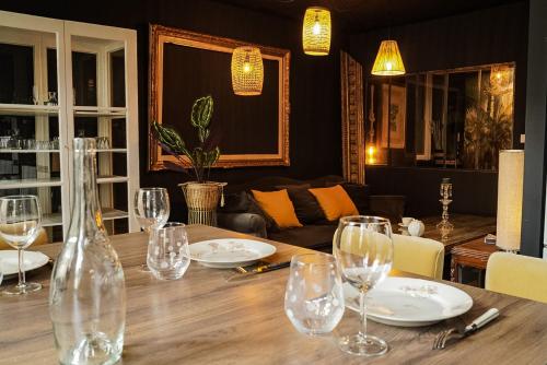 une table avec des verres à vin dessus dans l'établissement B&B Le Victor Dumay, à Dijon