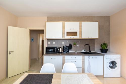Η κουζίνα ή μικρή κουζίνα στο Central Point Apartments
