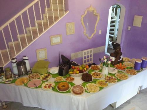 Ein Tisch mit einem Haufen Essen drauf. in der Unterkunft Hotel Pousada Papaya Verde in Salvador