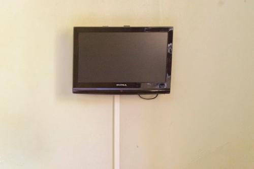 TV at/o entertainment center sa Etana Motel Kampala