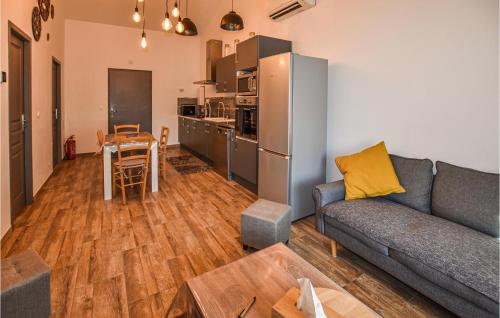 un salon avec un canapé et une table dans l'établissement 2 Bedroom Gorgeous Apartment In Avignon, à Avignon