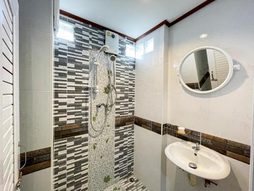y baño con lavabo y espejo. en H&Q Bangtao Rooms en Bang Tao Beach
