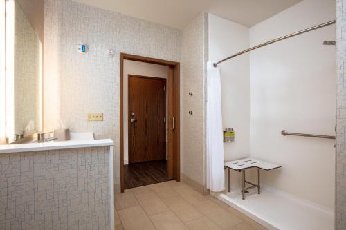 Salle de bains dans l'établissement Holiday Inn Express & Suites - Beloit, an IHG Hotel