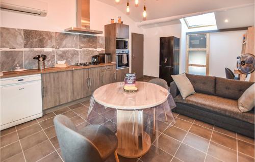 Il dispose d'une cuisine et d'un salon avec une table et un canapé. dans l'établissement Gorgeous Apartment In Avignon, à Avignon