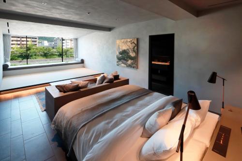 Giommachi的住宿－SGR鴨川，一间卧室设有一张大床和一个窗户。