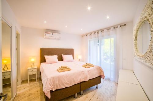 Un dormitorio con una cama con dos toallas encima. en L166 Cabopino, en Marbella