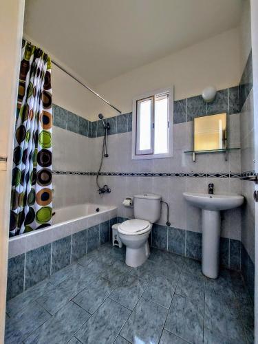 Vannas istaba naktsmītnē SEA CAVES suite