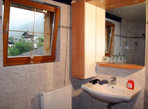 ein Bad mit einem Waschbecken und einem Fenster in der Unterkunft Ferienwohnung Felix in Neustift im Stubaital