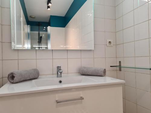 une salle de bain avec un lavabo et un miroir dans l'établissement STUDIO BARBUSSE, à Agen