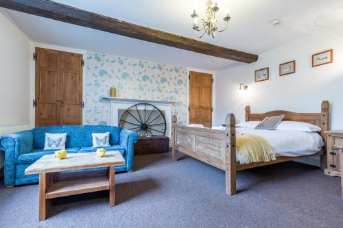 Un pat sau paturi într-o cameră la The Littleton Arms