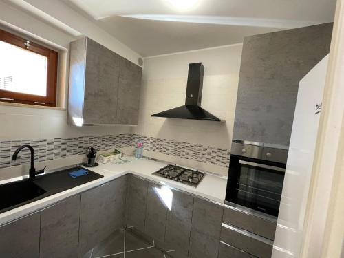 Kuchyň nebo kuchyňský kout v ubytování Residenza Punta Acquabella