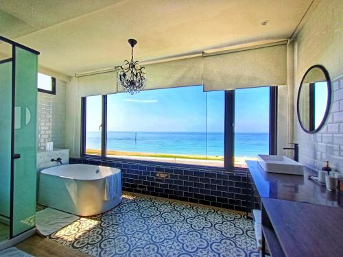 Um banheiro em Beachcastle & Sea View Villa