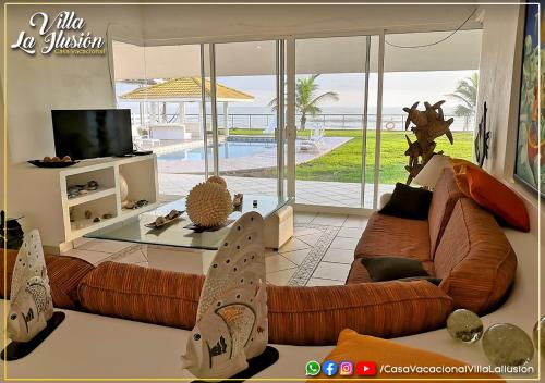 a living room with a couch and a table at Villa la Ilusión Casa Vacacional in Tecolutla