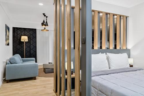 1 dormitorio con 1 cama y 1 silla azul en Villa Madison, en Zagreb