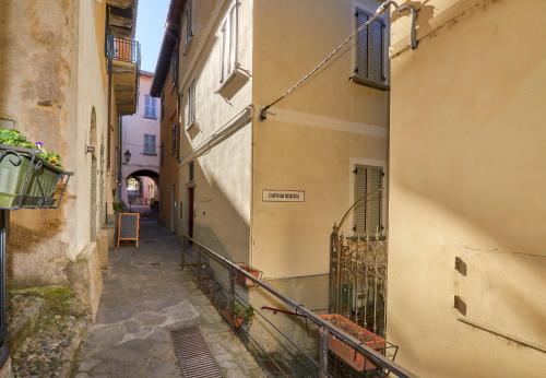 une allée entre deux bâtiments avec un balcon dans l'établissement Casa di Mezzo "Historic centre of VARENNA" Lake Como, à Varenna