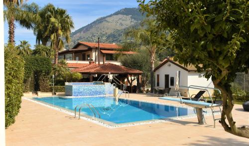 The swimming pool at or close to Villa Caterina