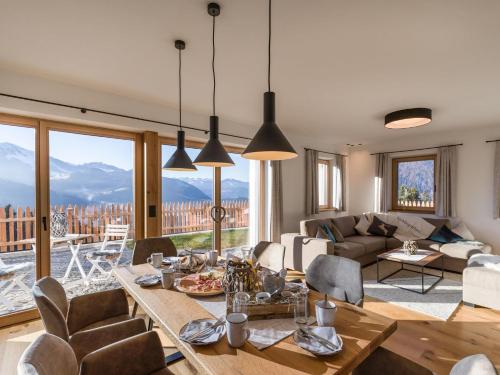 Ein allgemeiner Bergblick oder ein Berglick von der Ferienwohnung aus