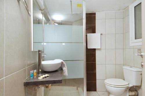 Kúpeľňa v ubytovaní Stathmos Larissis C, a cozy 2BR Apartment, Close to Metro Station. 6