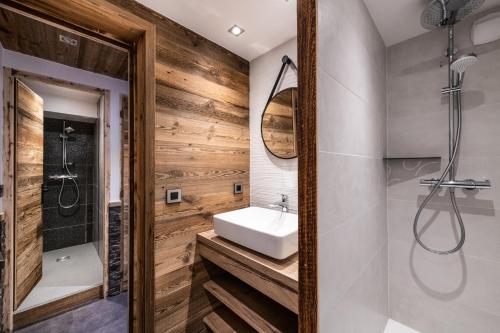 a bathroom with a sink and a shower at Club Alpina - Champagny-en-Vanoise in Champagny-en-Vanoise