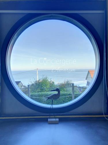 un oiseau assis devant une fenêtre dans l'établissement AJ 09 - Villa 