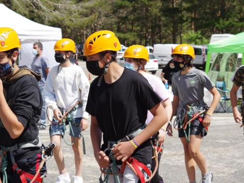 a group of people wearing hard hats and helmets at Estación de Montaña Manzaneda in Puebla de Trives