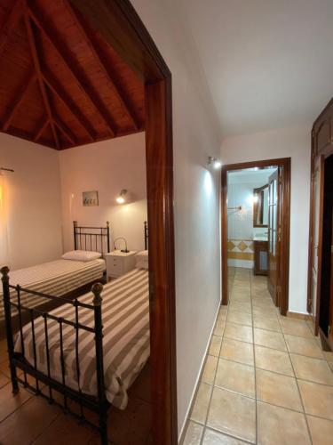 una camera con 2 letti a castello e un corridoio di Villa Colon a Fuencaliente de la Palma